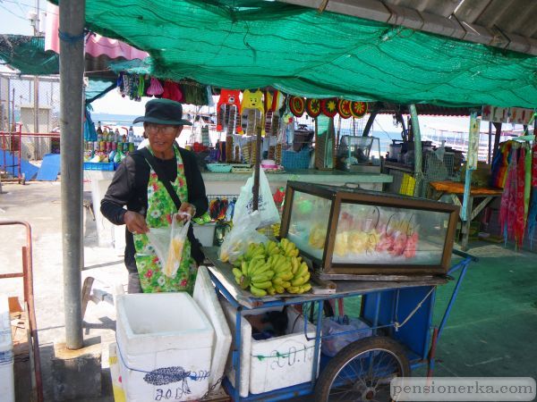 Тайланд, Южная Паттая. Торговец фруктами