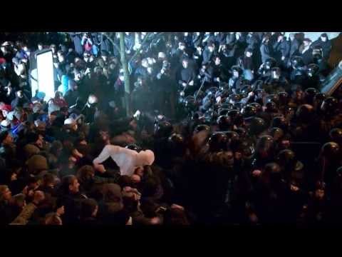 Беркут разгоняет дубинками толпу в Киеве