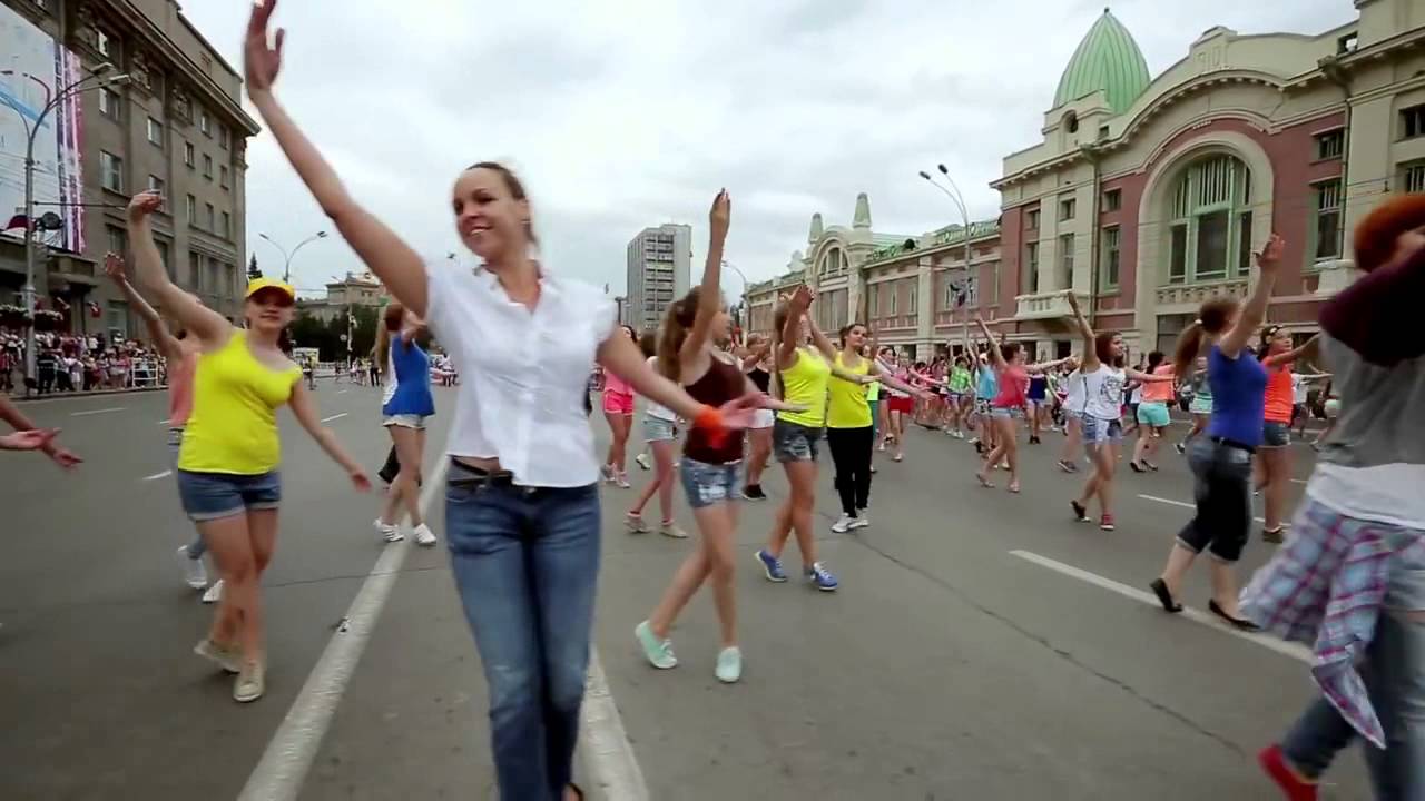 Танцы на улице русский флешмоб