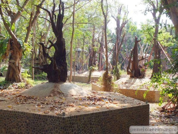 Тайланд. Южная Паттая. Парк камней. Окаменелые деревья