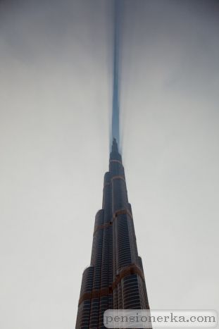 Башня в Дубае разрезает облака
