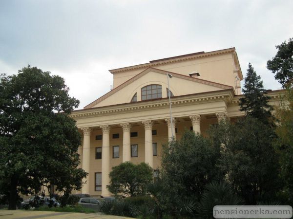 Зимний театр - детище сталинской эпохи (1934)
