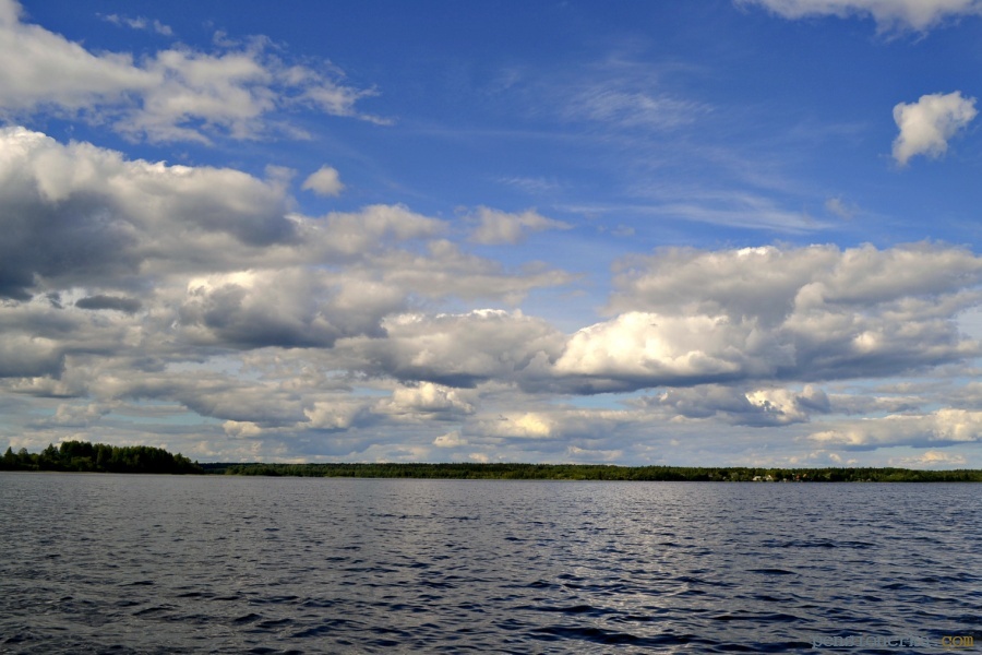 Озеро и облака