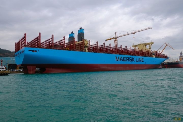 Самый большой в мире контейнеровоз пришел в Находку
