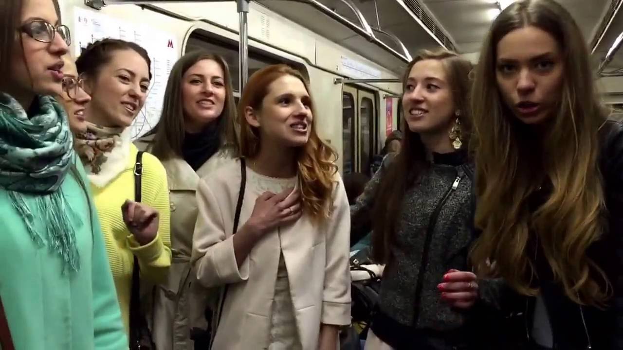 Русские красавицы поют в метро!