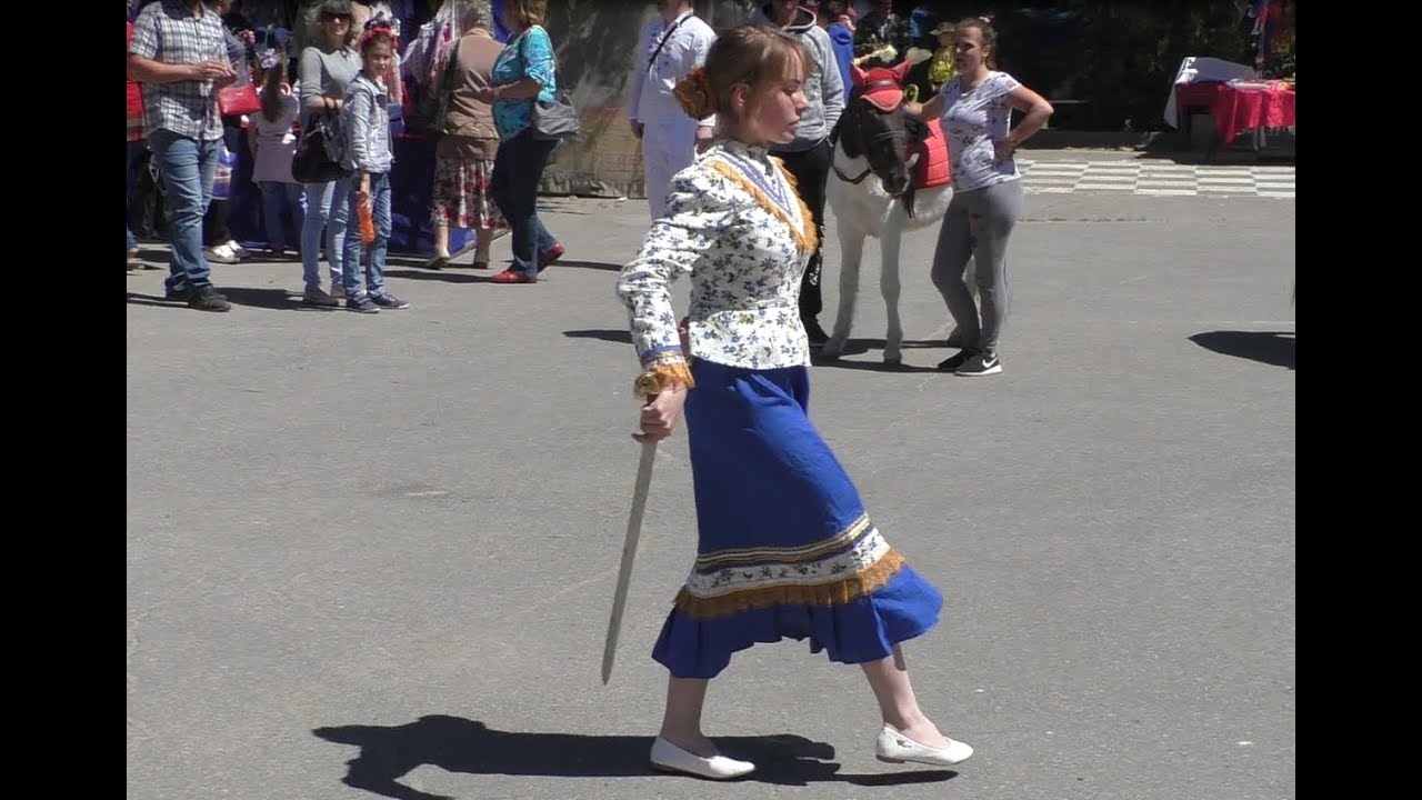 Шолоховская весна 2018 г. Казачка танцует с шашкой.